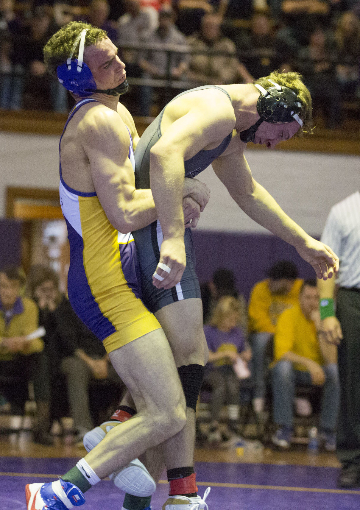 011220kw-uni-wrestling-06
